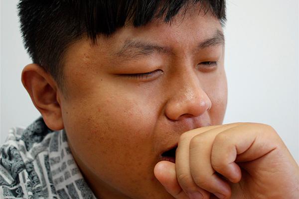 打哈欠是什么病的征兆，打哈欠是什么病的前兆（有些“哈欠连天”或是疾病预警信号）