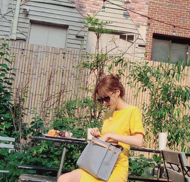 少女時代徐賢太會穿！明黃色連衣裙盡顯名媛范，「漫畫腿」太矚目 娛樂八卦吃瓜 第3张