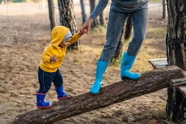 孩子怕鬼怎么办，孩子怕鬼怎么办怎么克服（父母忧虑：孩子胆小怕鬼怎么办）