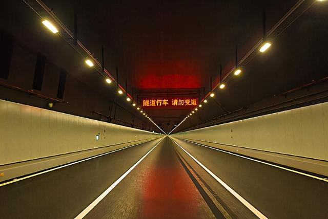 海底隧道究竟是怎样建成的，跨海隧道是怎么建成的