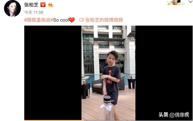 张柏芝现在的小儿子，39岁张柏芝带两个儿子游泳