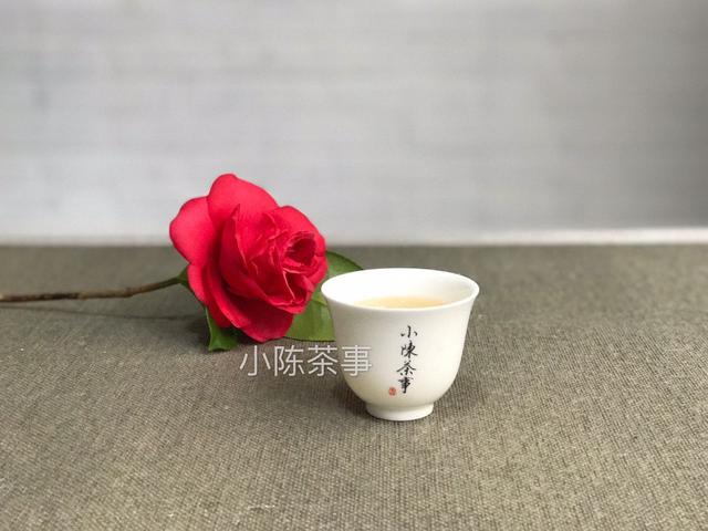 白茶喝起来的口感和特点，为什么不同时间喝