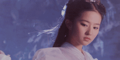 如今的刘亦菲依旧风采迷人，不管正面看还是背后看