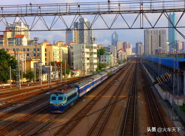 运行在武汉与深圳之间的两趟普速客车，运行在武汉与深圳之间的两趟普速客车