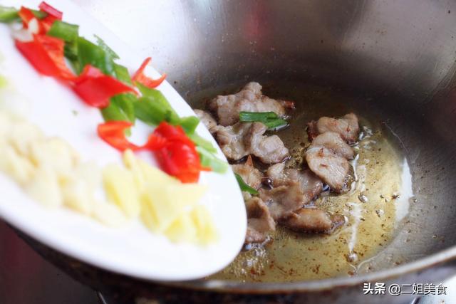 土豆片怎么炒才好吃，土豆片怎么炒才好吃又脆又好看（炒土豆条）