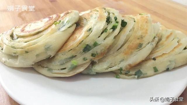 葱油饼的制作方法，如何制作葱油饼又软又好吃（葱油饼最简单的懒人做法）