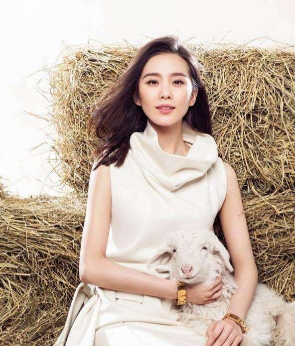 女生超显老脸小的微卷发型，女人40岁以后别留直发了