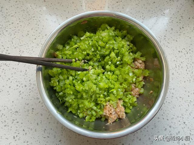 芹菜馅饺子怎么做，芹菜馅饺子怎么做好吃窍门（调饺子馅牢记“3放2不放”）