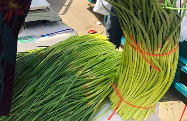 蒜苔炒什么好吃，炒蒜苔的十种做法（这道豆瓣五花肉炒蒜苔发到朋友圈）