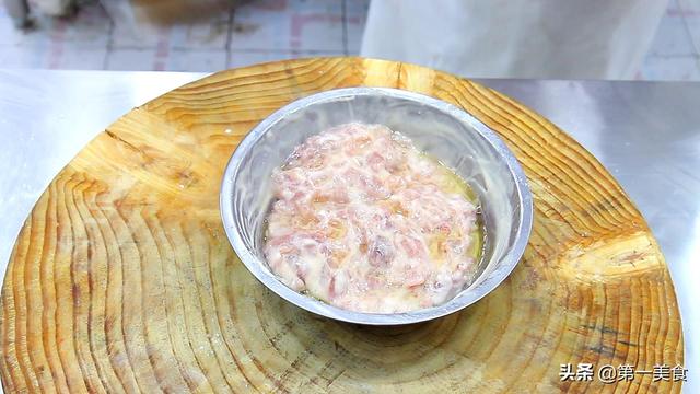 水煮肉片正宗做法，美味又好吃的水煮肉片教程（舌尖火辣比毛血旺过瘾）