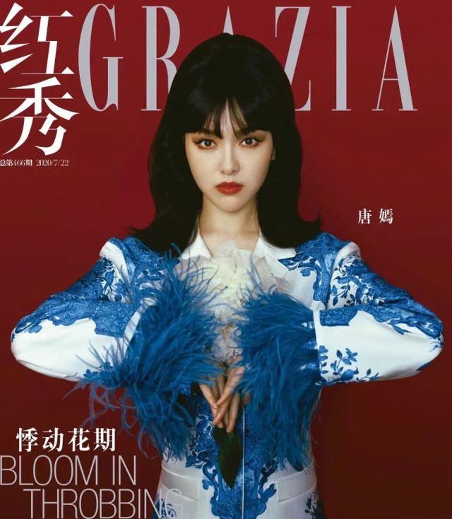 唐嫣產後首次曝光，復古「蜂窩頭」配青花瓷上衣，優雅名伶范足 娛樂八卦吃瓜 第1张