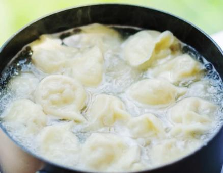 冻饺子煮多长时间，冷水煮冻饺子一般煮多少分钟（用热水用凉水都不对）