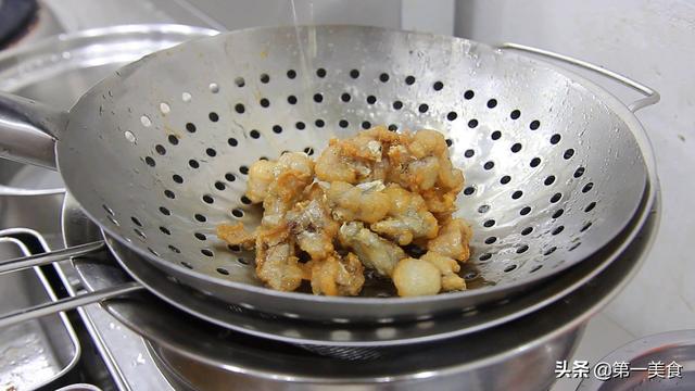 椒盐牛蛙最佳搭配，一只牛蛙炒一盘