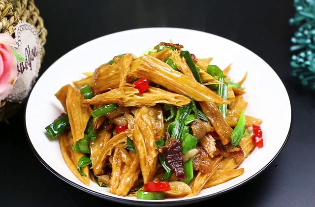 腐竹用热水泡还是冷水泡，腐竹油炸过用凉水还是用热水泡（做对这1步里外都不硬）