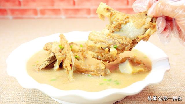 家常炖羊骨头的做法，大厨怎样炖羊骨头汤（千万别直接炖）