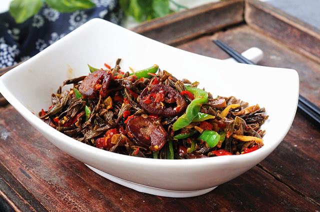 炒腊肠的家常做法，炒腊肠怎么做好吃又嫩（酒店大厨这样炒腊肠）