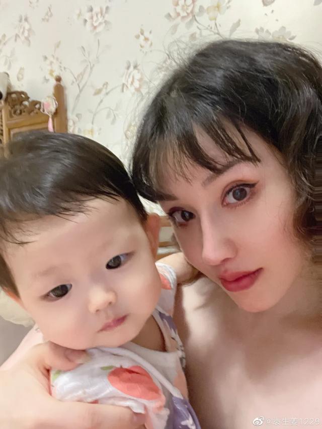 青島女醫生COS娜美，渾身肌肉青筋暴起！網友：羨慕她老公 街拍正妹 第5张