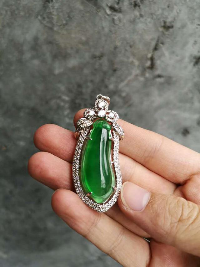 二手翡翠手镯到底能不能戴进去，二手翡翠手镯到底能不能戴