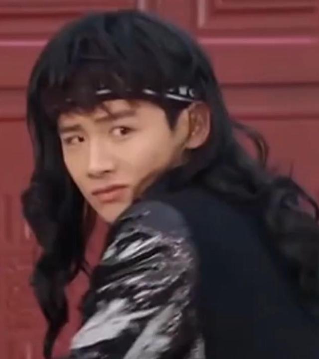 男星女装造型有多美，王一博《街舞5》穿女装