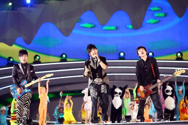 有人骂王思聪吗，被王思聪置顶辱骂三年的男人