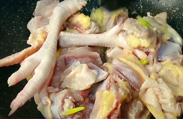 清炖鸡汤放什么材料，清炖鸡汤里面都要放什么（炖鸡汤要牢记“3放3不放”）