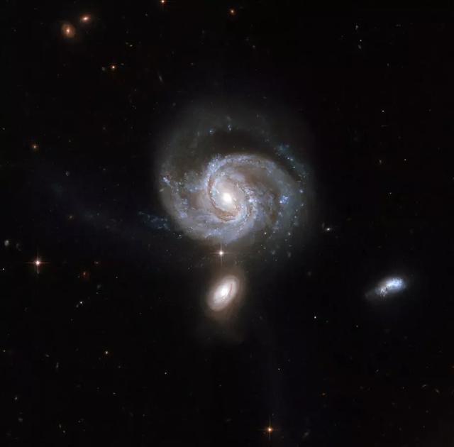 二十亿光年的孤独，二十亿光年的孤独宇宙正在倾斜