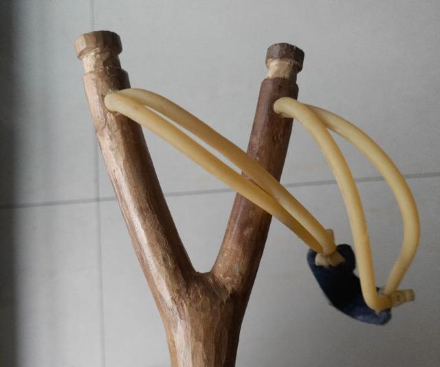 弹弓皮筋的绑法，木头弹弓怎么上扁皮筋（皮筋的绑法非常关键）