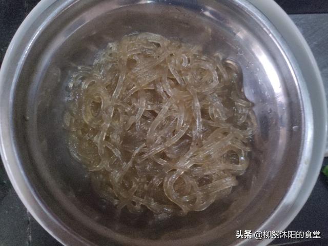 4条大虾1条鱿鱼1把红薯粉条，粉丝大虾最好吃的做法