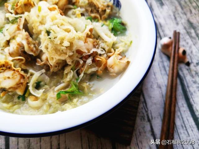 怎么炖酸菜又脆又香，地道东北炖酸菜这样做