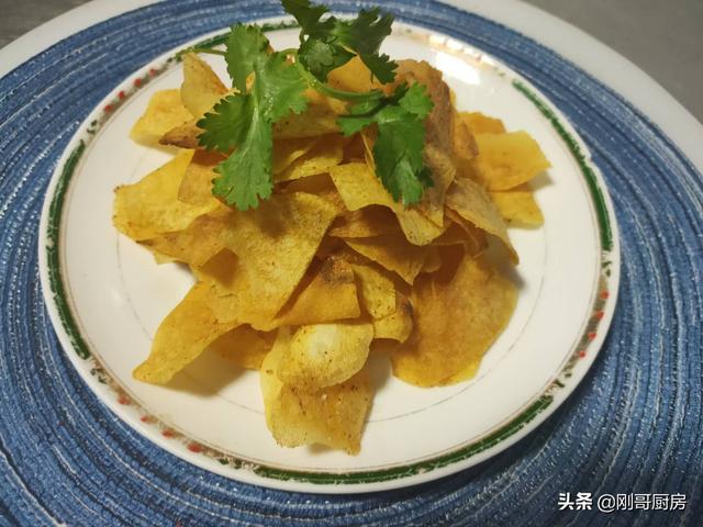 炸薯片的家常做法，家常炸薯片最简单做法（教你在家炸薯片）