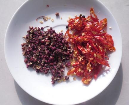 麻辣花生做法大全，拌面炸好裹上料粉