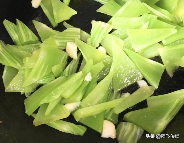 莴笋片怎么炒好吃，莴笋怎么炒好吃最简单的做法（比大鱼大肉还好吃）