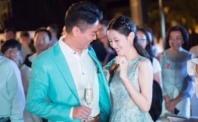 章泽天 刘强东，奶茶妹妹章泽天和刘强东相差多少（女方打扮可爱青春显得二人像父女）