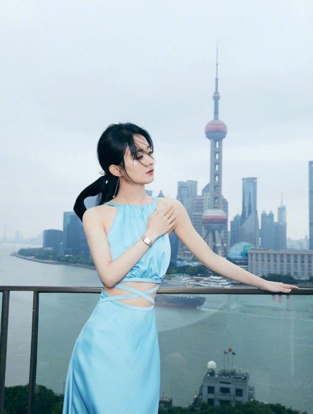 趙麗穎現身品牌發布會，一襲湖藍色吊帶長裙，腰細腿長大顯好身材 娛樂八卦吃瓜 第2张