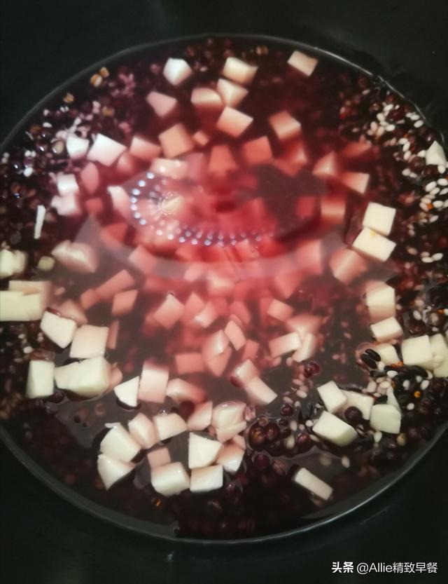 百合怎么炒好吃，炒百合怎么炒最好吃（百合炒之前要先处理一下）