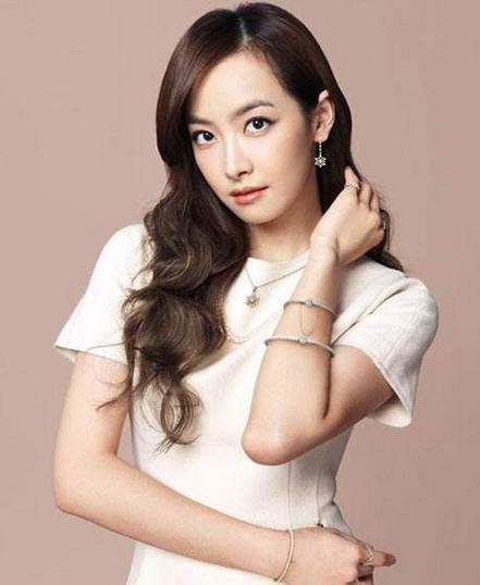 宋茜从31岁秒变回18岁少女，11岁北漂20岁闯韩32岁的宋茜扑倒小奶狗