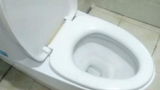 浴室水垢怎么清除，怎么去除卫生间的水垢小窍门（轻轻一擦水垢全去除）