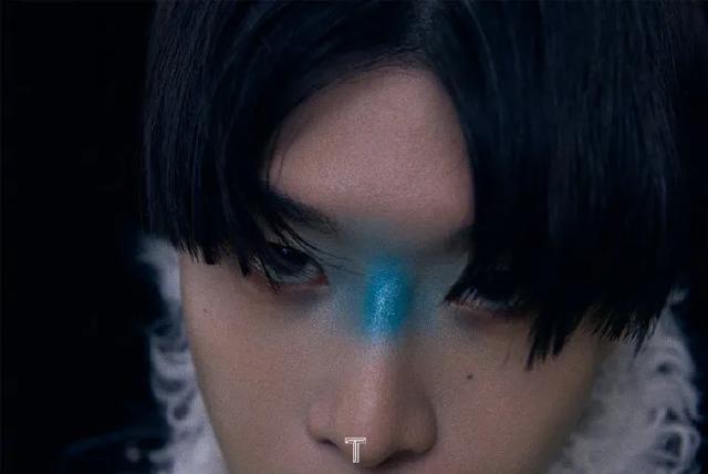 李宇春女装图片，李宇春穿搭卫衣（时尚大片红黑榜）