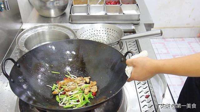 椒盐牛蛙最佳搭配，一只牛蛙炒一盘