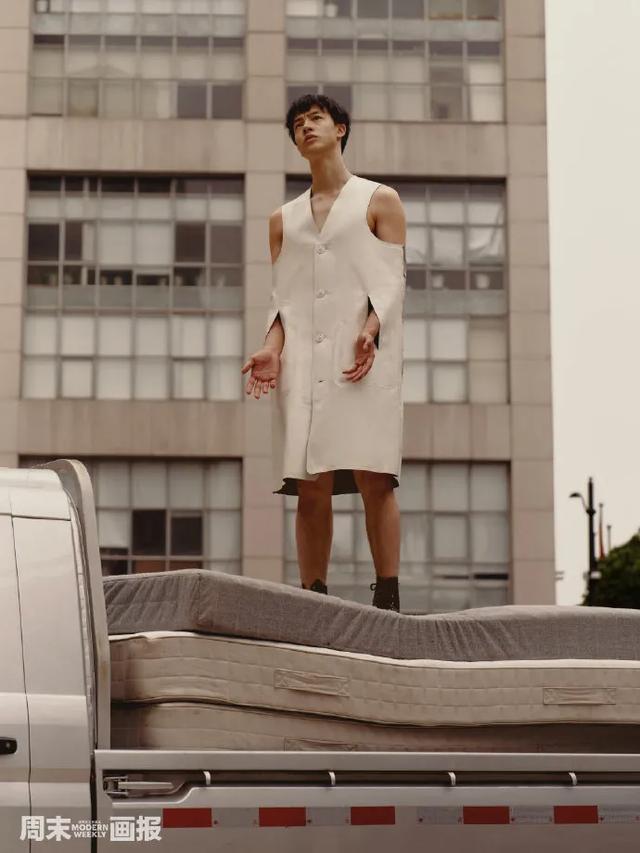 李宇春女装图片，李宇春穿搭卫衣（时尚大片红黑榜）