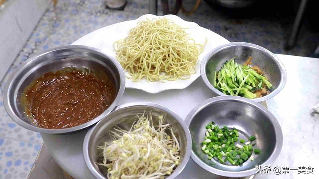 武汉热干面的做法，武汉热干面正宗做法及配料（厨师长教你武汉热干面的做法）
