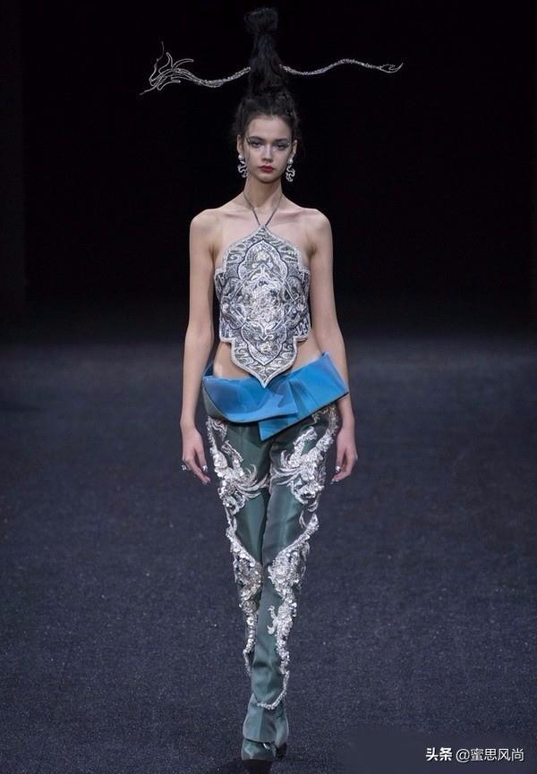 世界那么大第一位高定设计师，华人设计师郭培第七次出现在巴黎高定周