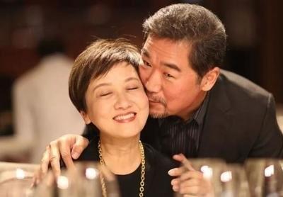 张国立的婚姻史，张国立与罗秀春离婚34年