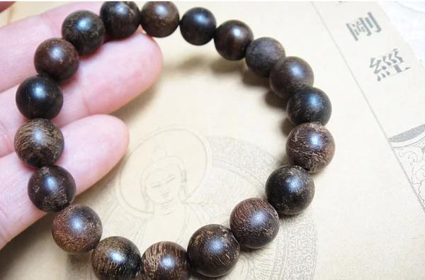 沉香珠子鉴别，沉香手串极受藏家青睐