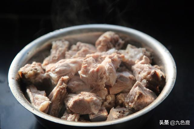 酱排骨的家常做法好吃又简单，家常酱排骨记住两个窍门