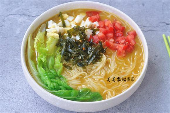 汤面条最好吃最简单的做法，秋天做面条最爱这味料