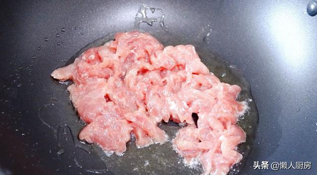 這是快手家常菜絲瓜炒肉片，豬肉這樣上漿，吃著嫩滑 熱愛美食 第10张