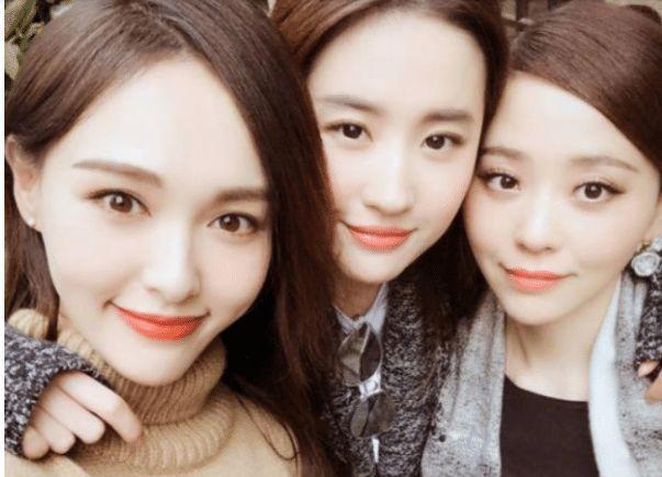 刘亦菲和谁合影都是一脸严肃，刘亦菲与黄晓明罕见合体