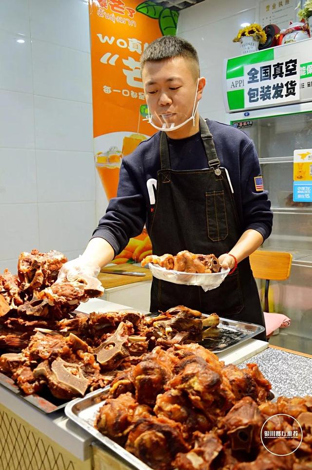 杨氏烧烤特色羊棒骨教程，他深藏银川地下夜市做羊棒骨