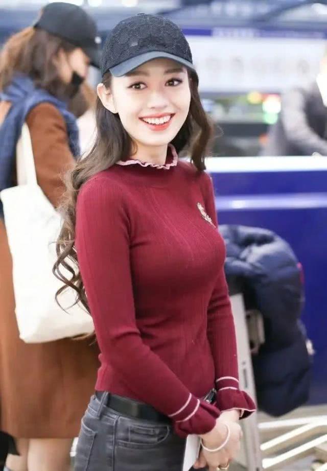 吉娜穿針織衫走機場！綠色緊身款秀「葫蘆身材」，好像3D立體芭比 娛樂八卦吃瓜 第5张